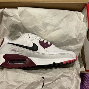 Woman’s airmax 90’s never been worn